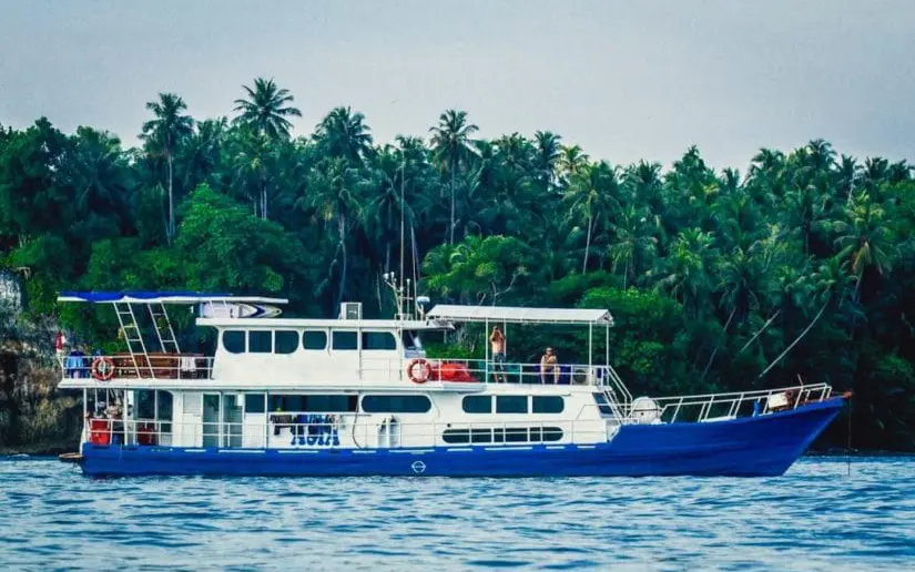 asia-boat-mentawai